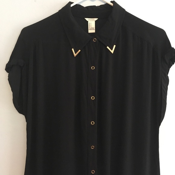 Black Button Down ShortSleeve Top w Gold🔻Accents - Picture 3 of 7